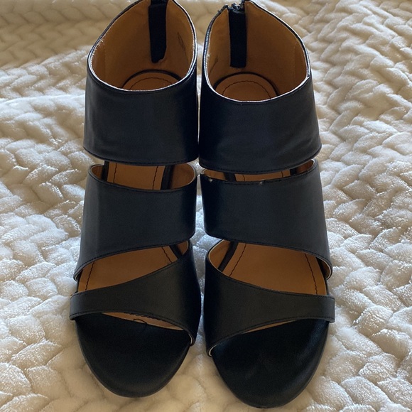 Like new, only worn 1 or 2 times. - Picture 2 of 4